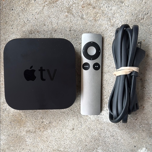 Apple TV (3rd Generation) with Remote and Cable - Picture 1 of 4
